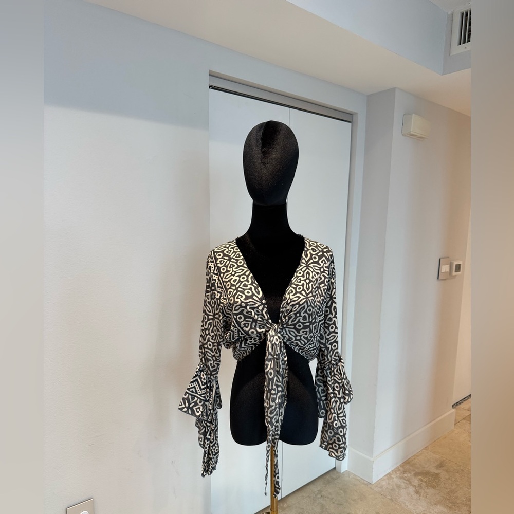 💯 % SILK Black & cream/tan exotic pattern Women's long sleeve CROP TOP - size S